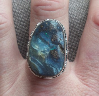 Zilveren ring met Boulder Opaal gezet in bewerkte setting 18 mm